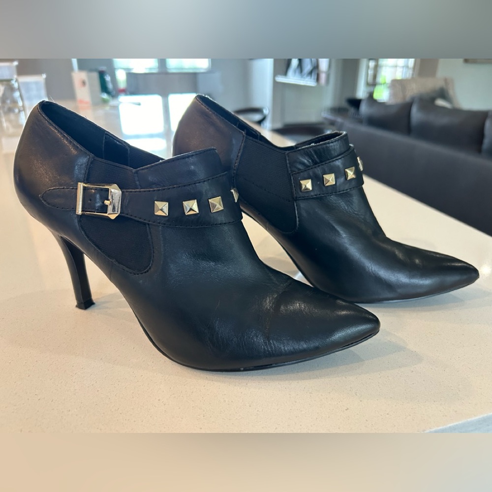 GUESS studded Sz 8.5 stiletto booties